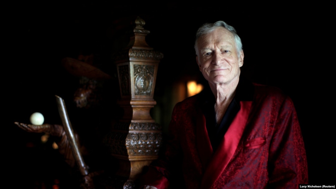 ARSIP - Pendiri majalah Playboy, Hugh Hefner, berpose di istana Playboy miliknya di Los Angeles, California, 27 Juli 2010 (foto: REUTERS/Lucy Nicholson/Foto Arsip)