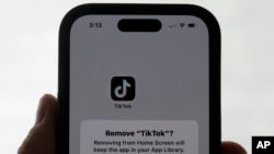 在TikTok“不賣就禁”的禁令即將生效的兩天前,最高法院的九位大法官全票通過維持下級法院的裁決。 TikTok官方警告若拜登政府未保證不懲罰該公司,TikTok將在星期日停止在美國營運。 (美聯社:2025年1月17日)