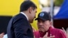 ARCHIVO - El presidente de Venezuela, Nicolás Maduro, a la izquierda, habla con el presidente de Nicaragua, Daniel Ortega, en el día de su toma de posesión para un tercer mandato en Caracas, Venezuela, el viernes 10 de enero de 2025. 