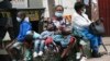 FILE: Bayahlupheka abantu bakwele Zimbabwe ngenxa yokugugudeka komnotho lokunye. (AP Photo/Tsvangirayi Mukwazhi)