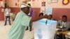 Um eleitor coloca o voto numa urna, em Luanda. 23 de Agosto, 2017. Angola