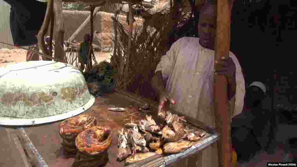 Fish for sale at the market in Bosso, in the Diffa region of Niger, April 19, 2017. (Photo: Nicolas Pinault / VOA)