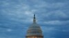En esta foto del 3 de mayo de 2020, la luz brilla desde el interior de la cúpula del Capitolio de los Estados Unidos al anochecer en el Capitolio en Washington. 