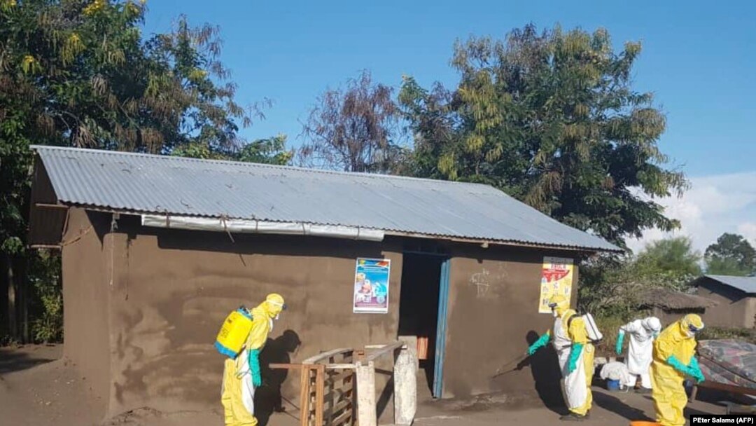 Wafanyakazi wa afya wakinyunyiza nyumba dawa katika kitongoji cha Tchomia, eneo lililokuwa na mlipuko wa Ebola mashariki mwa DRC, Septemba 27, 2018. 