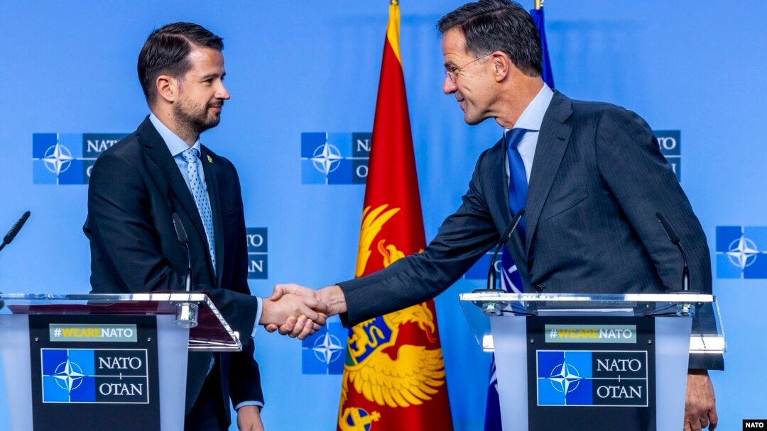 Crnogorski predsjednik Jakov Milatović rukuje se da generalnim sekretarom NATO-a Markom Ruteom (Foto: Kabinet predsjednika Crne Gore, NATO)