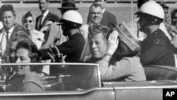 Başkan John F. Kennedy 1963'te Dallas’ta seçim kampanyası sırasında üstü açık arabasından halkı selamlarken vurularak hayatını kaybetmişti.
