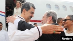 El presidente de Venezuela, Nicolás Maduro, saluda al primer ministro de San Vicente, Ralph Gonsalves, al llegar al país caribeño para reunirse con su homólogo de Guyana, el jueves 14 de diciembre de 2023.