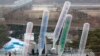 지난 2011년 12월 한국 임진각 망배단에서 탈북민 단체들이 북한으로 전단을 날리고 있다.