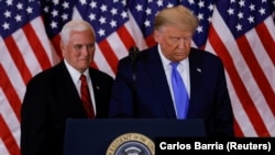 Bivši potpredsednik Majk Pens sa bivšim predsednikom SAD Donaldom Trampom