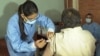 Una trabajadora de la salud aplica una vacuna contra COVID-19 a una persona en Tegucigalpa, Honduras. Foto de Oscar Ortuiz, VOA. Foto de archivo.