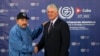 ARCHIVO - El presidente cubano, Miguel Díaz-Canel, a la derecha, le da la mano al presidente de Nicaragua, Daniel Ortega, durante una oportunidad para tomar fotografías en la cumbre del G77+China en La Habana, Cuba, el 15 de septiembre de 2023. (Foto AP/Ramon Espinosa)