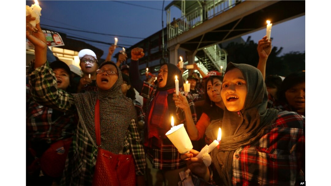 Supporters of Jakarta Gov. Basuki "Ahok" Tjahaja Purnama who is imprisoned for blaspheming Islam shout slogans during a protest outside the High Court in Jakarta, Indonesia, May 16, 2017. The imprisonment of the Christian politician has triggered an outpouring of anger and support around Indonesia.