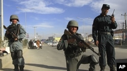 Cảnh sát Afghanistan gát tại một chốt kiểm soát ở Kabul, 10/4/12