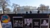 Letreros y fotografías de personas asesinadas, incluido el periodista Brent Renaud, cuelgan de una cerca durante una protesta contra la invasión rusa de Ucrania en el Parque Lafayette cerca de la Casa Blanca, el 13 de marzo de 2022, en Washington. 
