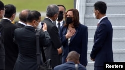 Potpredsednica SAD Kamala Haris pozdravlja se sa ministrom spoljnih poslova Singapura Vivianom Balakrišnanom i njegovom delegacijom,nakon što je stigla u Paja Lebar vazdušnu bazu u Singapuru, 22. avgusta 2021.