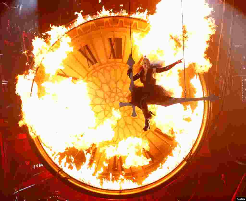Penyanyi Pink membawakan lagu "Just Like Fire" pada acara penghargaan Billboard 2016 di Las Vegas, Nevada, AS.