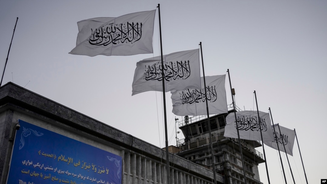 Arhiva - Talibanske zastave na aerodromu u Kabulu, Avganistan, 9. septembra 2021. 