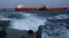 Un petrolero se atraca mientras se le bombea petróleo en la terminal de barcos del complejo industrial de PDVSA José Antonio Anzoátegui en el estado de Anzoátegui, Venezuela, el 15 de abril de 2015. 