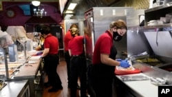 Empleados trabajan en un restaurante en Chicago, el jueves 23 de marzo de 2023. Este viernes, el gobierno de EEUU publicó el informe de empleos de marzo.