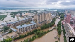 在新華社發布的這張航拍照片中，2023年8月5日星期六，洪水覆蓋了中國東北部黑龍江省哈爾濱市延壽縣。 (Gu Jingkun/Xinhua via AP)