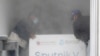 Trabajadores colocan una caja que contiene dosis de la vacuna rusa COVID-19 Sputnik V en un contenedor refrigerado después de descargarlo de un avión, en el Aeropuerto Internacional Simón Bolívar en Maiquetía, Venezuela. Febrero 13, 2021. Foto: AP.