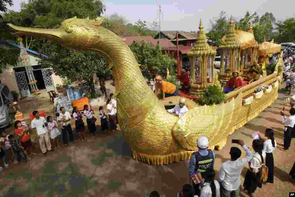Ribuan warga Kamboja menghadiri prosesi di Oudong, provinsi Kandal untuk mengembalikan barang-barang yang mereka percaya sebagai peninggalan Buddha ke sebuah kuil di pegunungan.
