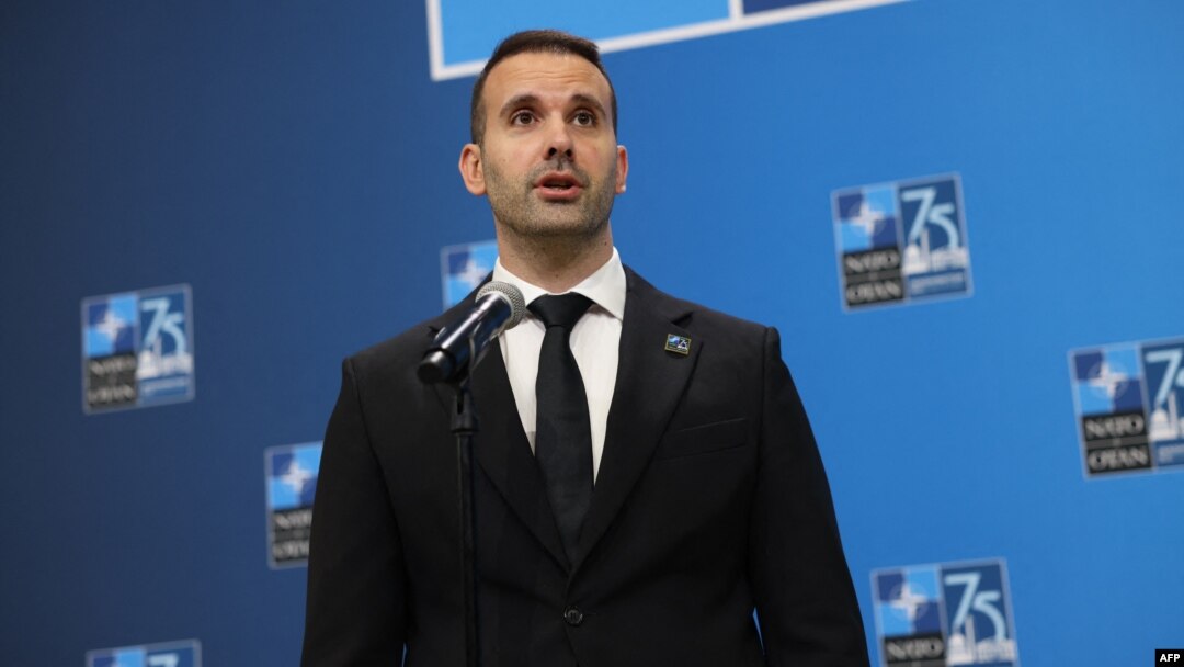 Crnogorski premijer Milojko Spajić obraća se novinarima na marginama samita NATO-a uu Vašingtonu (Foto: SAMUEL CORUM / AFP)