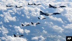 지난 2017년 9월 북한의 화성-12 탄도미사일 발사에 대응해 출격한 미군 B-1B 전략폭격기와 F-35B 스텔스 전투기가 한국 공군 F-15K 전투기와 한반도 상공을 비행하고 있다.
