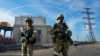 Ruski vojnici čuvaju ulaz u hidroelektranu Kahovka, region Kerson, Ukrajina, 20.maj, 2022. (Foto: AP)