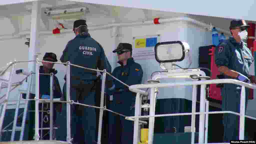 Members of the Guardia Civil on the “Rio Segura” in Pozzallo.