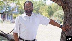 67 歲的Estrus Tucker 在德克薩斯州沃思堡的科莫社區拍照。人口普查局將發布有關美國人口變化的新數據。定於8 月12 日（星期四）公佈的數字將顯示，18 個州的數十個縣不再有多數族裔群體。（美聯社照片）