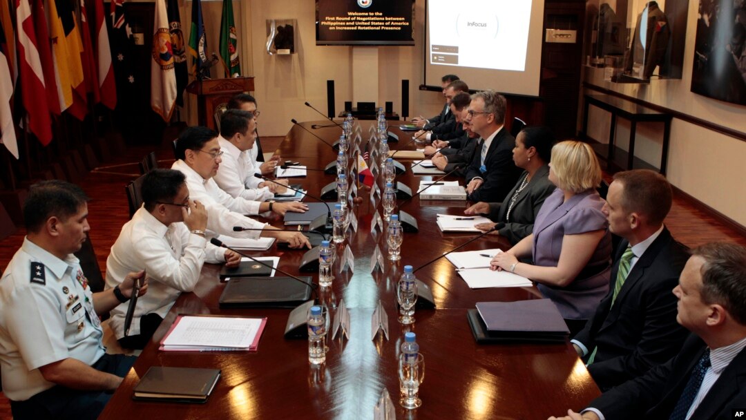 Philippine and U.S. negotiators discussing U.S. troop presence in the Philippines are seen meeting at the Department of National Defense headquarters in Quezon city, north of Manila, in this August 14, 2013, file photo. 