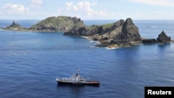 日本東京市政府測量船在日本稱作尖閣列島、中國稱作釣魚島的島嶼旁。