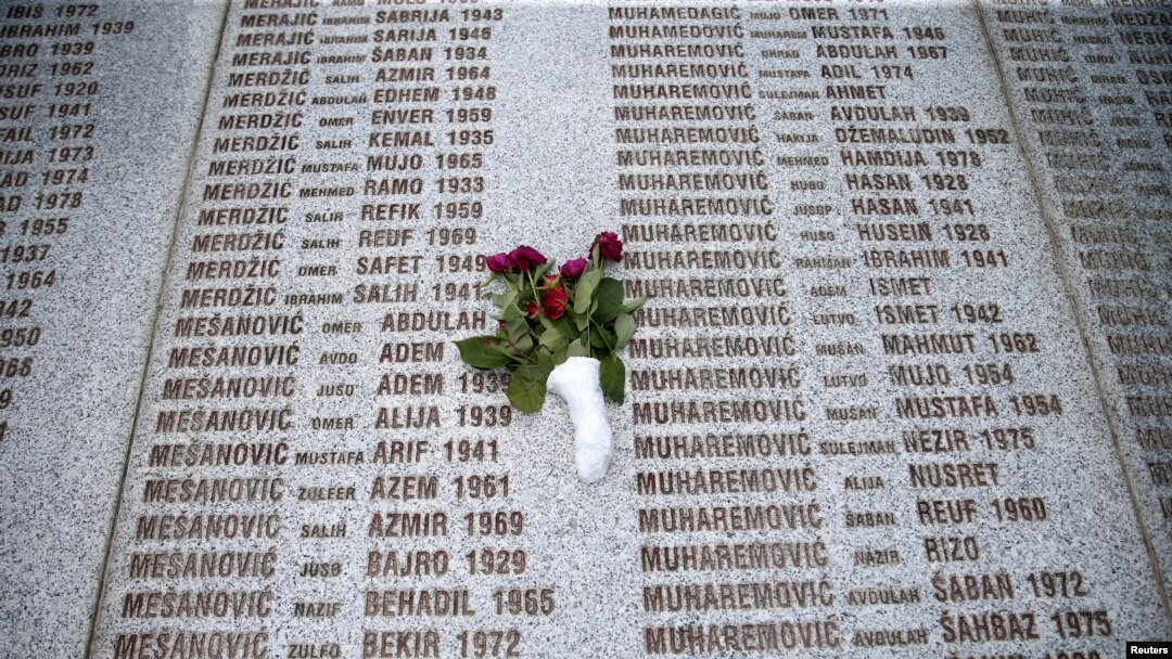 Imena žrtava genocida u Srebrenici u Memorijalnom centru “Potočari” gde su sahranjene (Foto: Reuters/Dado Ruvic)