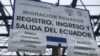 Con frío e incertidumbre, venezolanos esperan en Colombia para cruzar a Ecuador