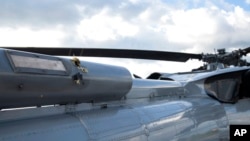 En esta foto de archivo del 25 de junio de 2021, divulgada por la Presidencia de Colombia, se muestran los tiros en el fuselaje en un helicóptero de la Fuerza Aérea Colombiana después de ser atacado cuando transportaba al presidente Iván Duque.