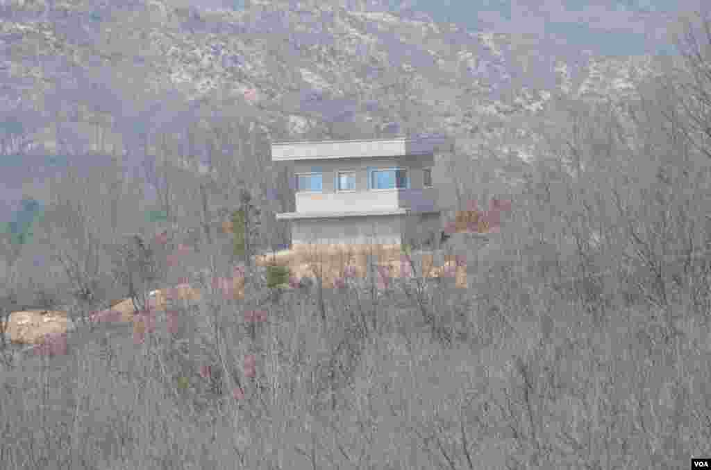 A hilltop North Korean observation post in the DMZ, April 17, 2013. (VOA/S. Herman)