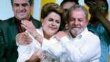 O ex-presidente do Brasil, Luiz Inácio Lula da Silva, abraça Dilma Rousseff 