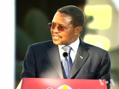 Obama Receives Huge Welcome in Tanzania