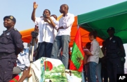 Isaías Samakuva discursa durante manifestação da UNITA em Luanda, 19 de Maio de 2012