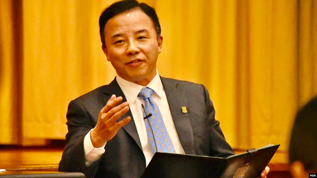 香港大學校長張翔重申反對暴力拒絕撤回7-3聲明。(美國之音湯惠芸)