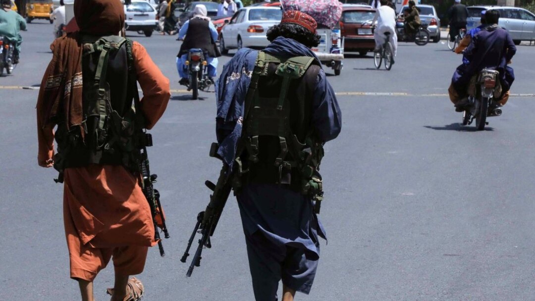 Rebeldes Talibã numa rua em Kabul