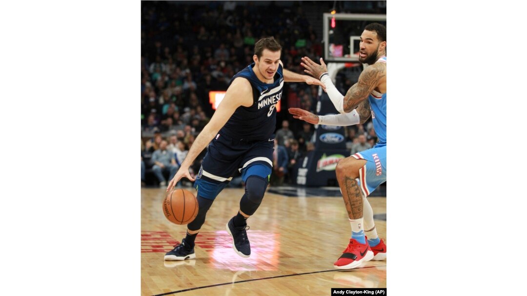 Nemanja Bjelica u prodoru protiv Sakramento Kingsa, 11. februara 2018. godine (Foto: AP/Andy Clayton-King)