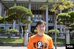 教育部外抗議組織者-“公民覺醒聯盟”發言人王希(美國之音申華拍攝)
