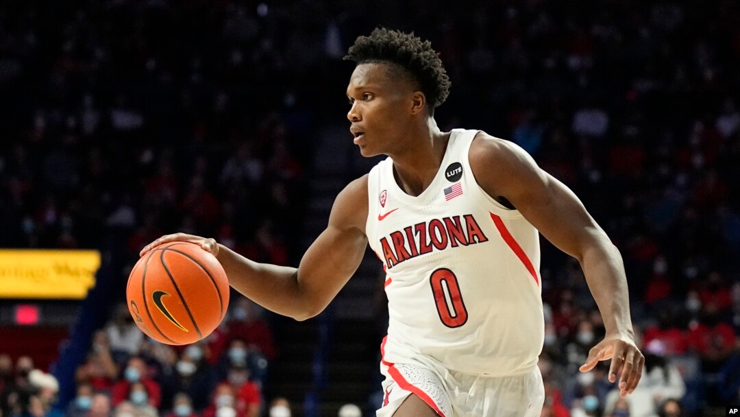 Bennedict Mathurin (0) ki jwe pou ekip basketbol Inivesite Arizona a, nan yon match kont ekip California Baptist, 18 Dec. 2021. 