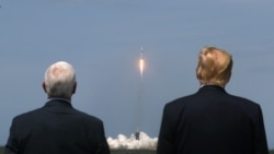 Predsednik i potpredsednik SAD, Majk Pens i Donald Tramp, posmatraju lansiranje rakete Falkon 9