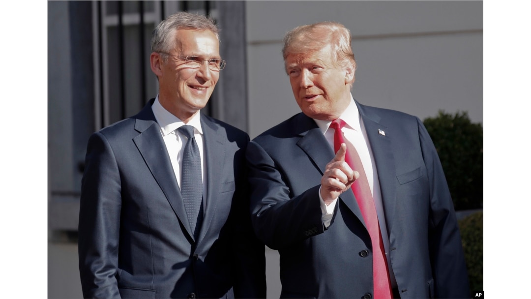 Arhiva - Predsednik SAD, Donald Tramp, gestikulira dok se obraća medijima nakon bilateralnog razgovora na radnom doručku sa generalnim sekretarom NATO, Janesom Stoltenbergom, u Briselu, Belgija, 11. jula 2018.