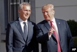 Arhiva - Predsednik SAD, Donald Tramp, gestikulira dok se obraća medijima nakon bilateralnog razgovora na radnom doručku sa generalnim sekretarom NATO, Janesom Stoltenbergom, u Briselu, Belgija, 11. jula 2018.