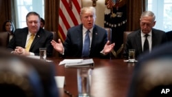 Arhiva - Državni sekterat Majk Pompeo i sekretar za odbranu Džim Matis (desno) slušaju izlaganje predsednika Donalda Trampa tokom sastanka kabineta u Beloj kući, 21. juna 2018.