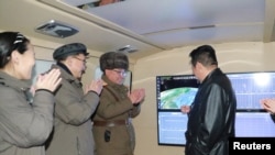 북한이 지난달 11일 김정은 국무위원장이 참관한 가운데 극초음속미사일 시험발사에 성공했다며 사진을 공개했다.